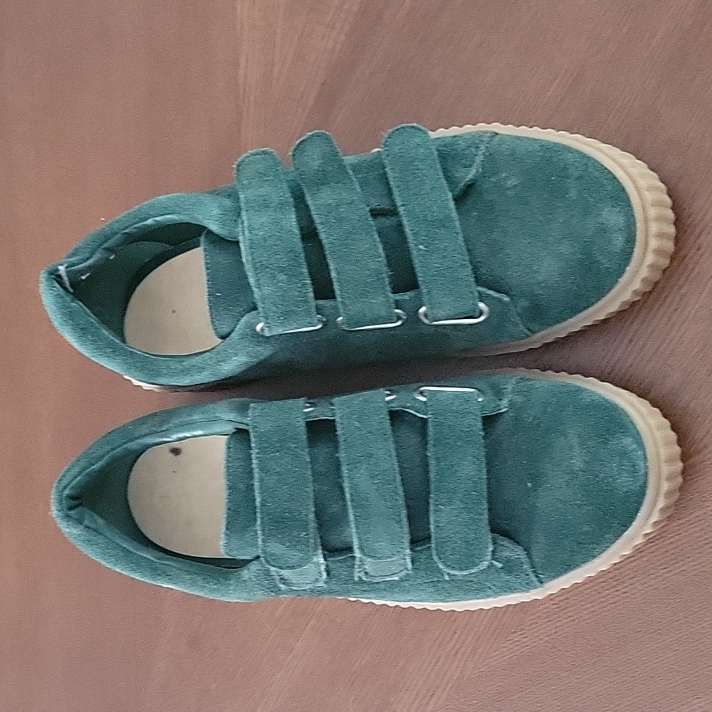 UO Suède Velcro Sneakee